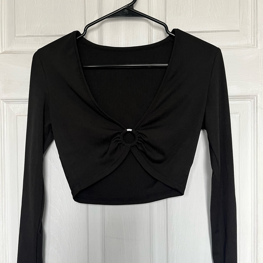 SMALL BLACK LONG SLEEVE CROP-TOP